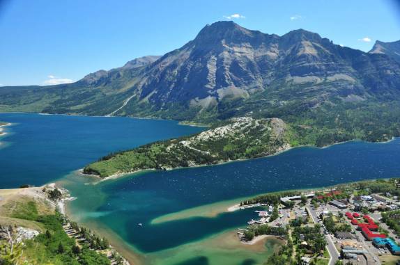 Vista de Waterton e do lago, no Waterton Lakes National Park, em Alberta, no Canadá